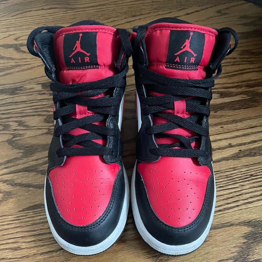 Big kid 5.5 Jordans
